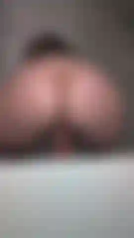 Minha bunda grande e oleosa quicando enquanto cavalgo um consolo ;) eu queria ter uma rola de verdade dentro de mim.