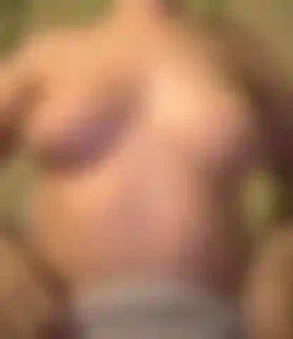 Massageando meus seios oleosos.