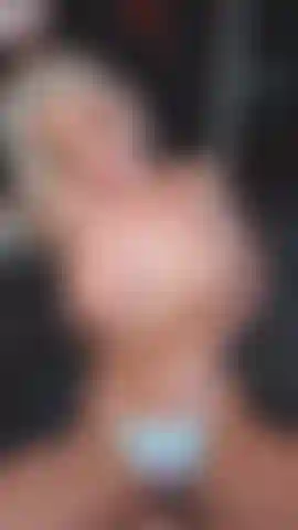 Você me ama fodendo e espalhando meu corpo rosado e em forma de bucetinha.