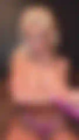 Balançando a bunda, livrando paus e gozando no corpo em forma.