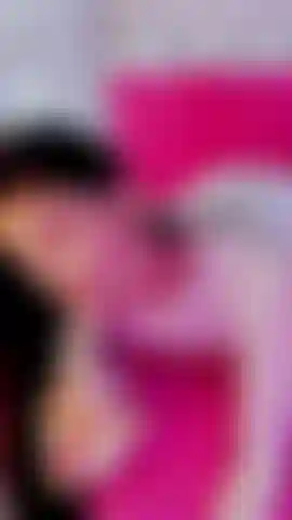 Enquanto lanço um olhar de soslaio para o dildo ao meu lado, sabendo que em breve ele fará parte deste jogo.