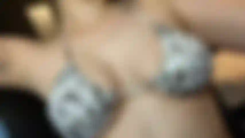 Titty treme de biquíni.