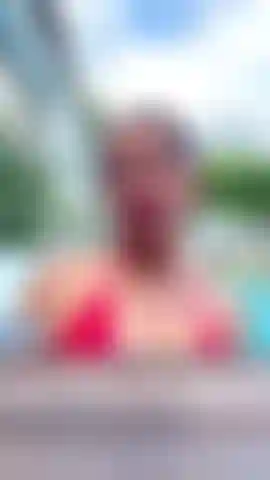 Aurora, me divertindo na piscina!