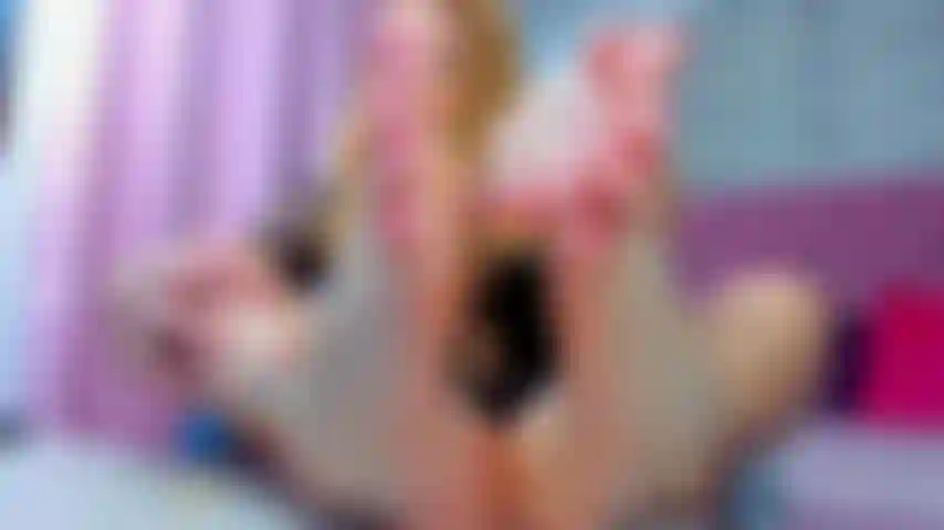 Você goza nos meus pés e eu chupo a porra dos meus dedos dos pés.