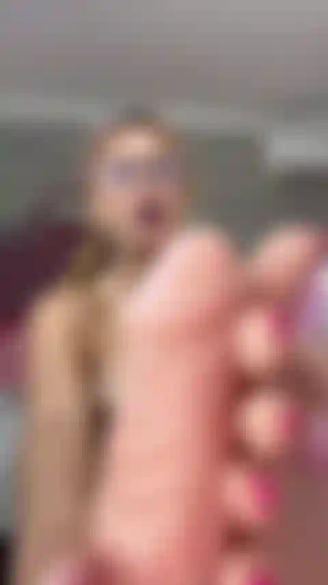 Menina curte seu pau e seus pés deliciosos.