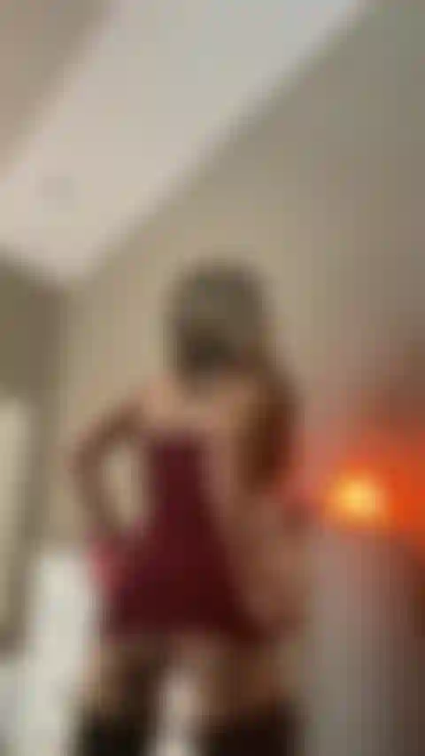 De perto e pessoalmente na altura das coxas.