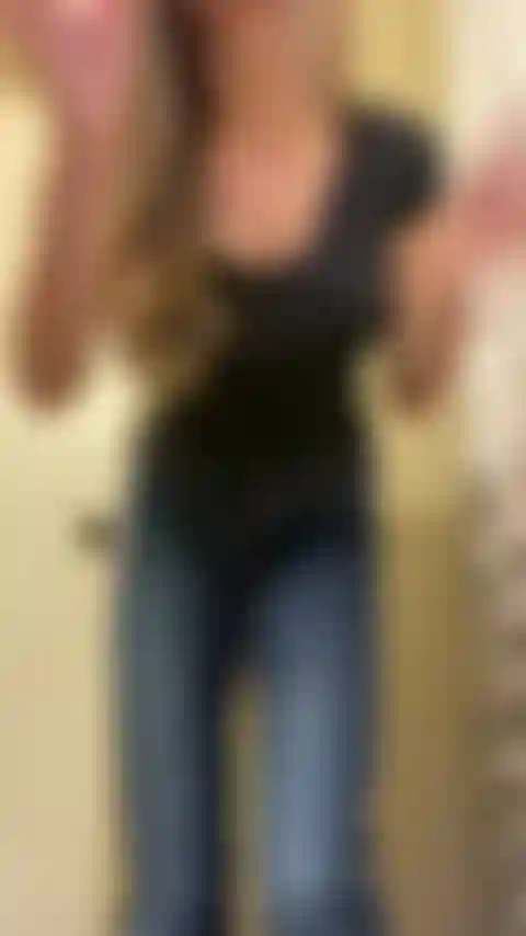 Um dedilhado rápido com jeans puxados para baixo.