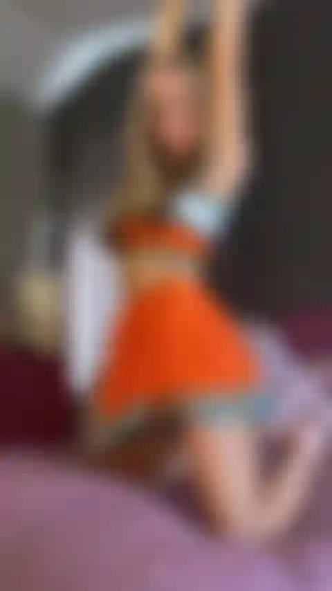 Roupa de líder de torcida com travesseiro.