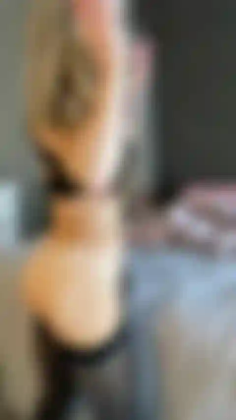 Dedilhando meia-calça.