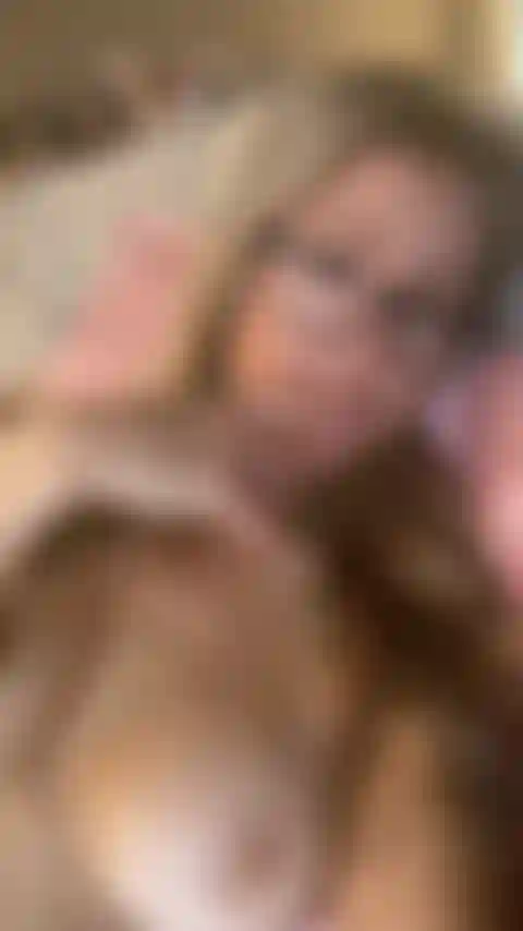 Provocação de topless lambendo meu dedo.