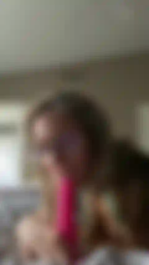 Dick avalia vídeos com vibrador.