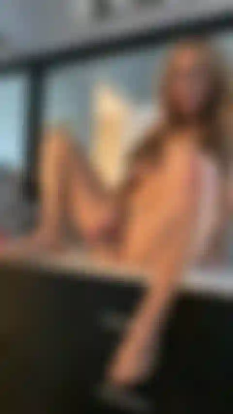 Jogo de vibrador no balcão do banheiro.