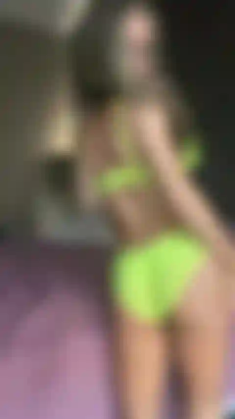 Dedos na calcinha sem virilha.