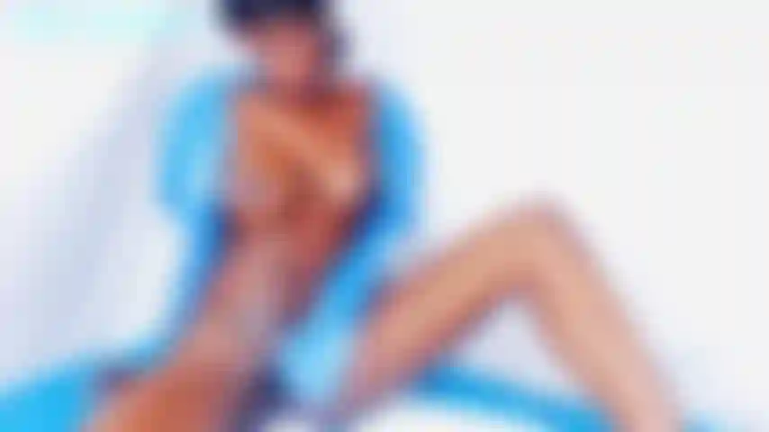 Minha boceta rosa injetada com lubrificante, coloco a cânula no meu tanque de oxigênio sibilante e respiro fundo. Eu transo com o dedo e uso minha vibração prateada para me fazer esguichar duas vezes.