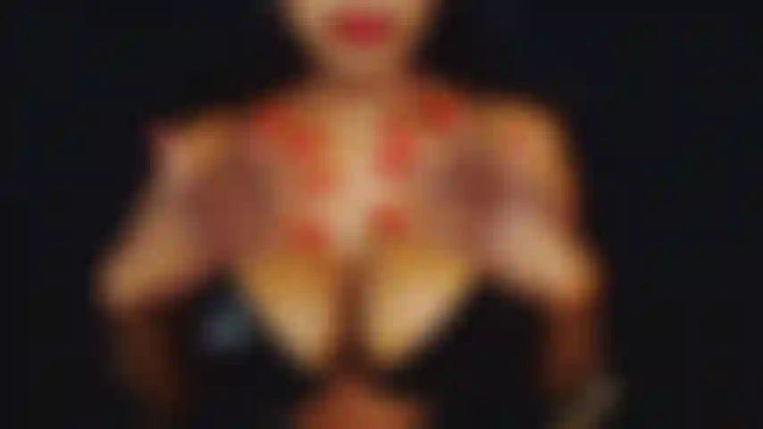 Apenas minhas lindas unhas vermelhas compridas e decote.