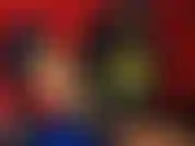 Batgirl com 2 dildos pretos, penetrando suas profundezas em nome da justiça.