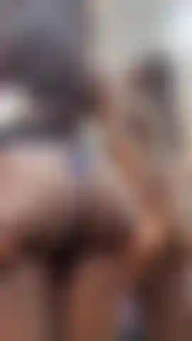 Provoco o bumbum em topless.