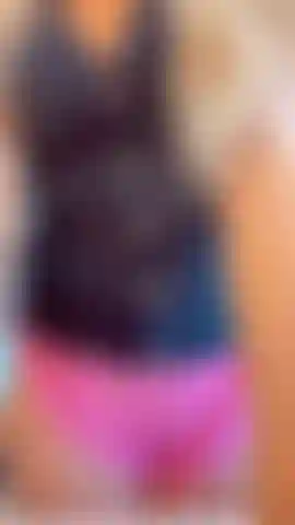 Me vestindo, fiz um rapidinho mostrando tudo pra você, brincando com a buceta, brincando com os mamilos, me despindo completamente.