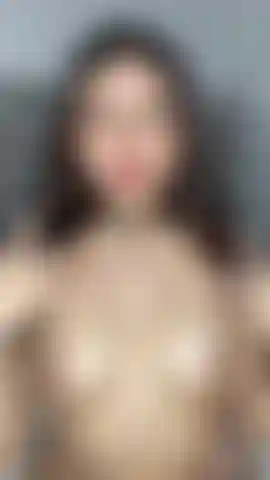 Uma adolescente brinca com sua buceta enquanto chupa pirulito.