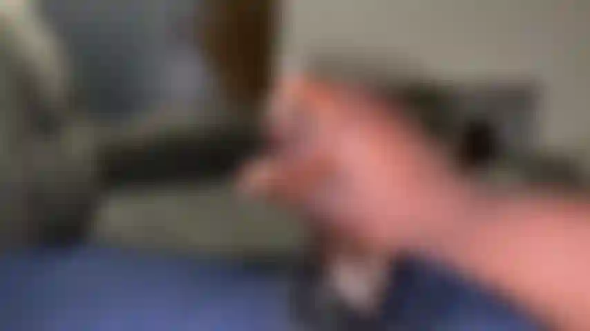 Acariciando meu pau grande.