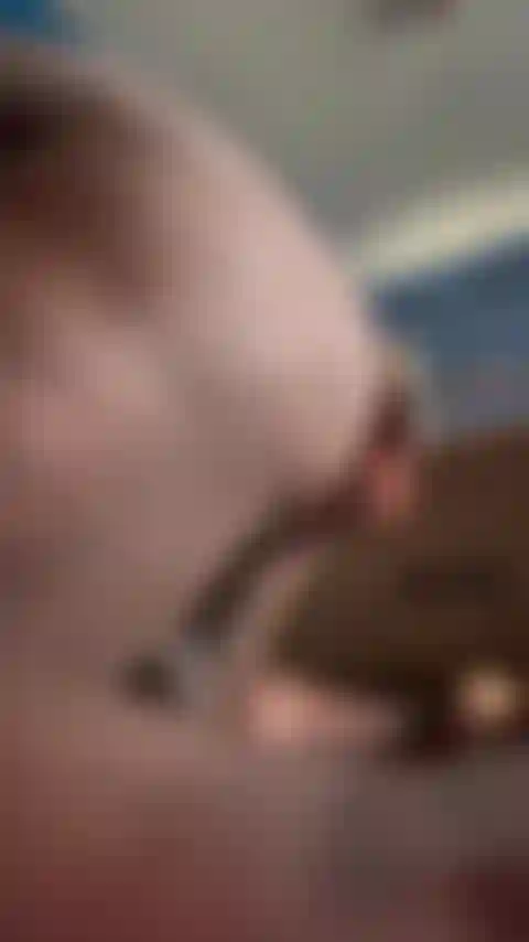 Sendo fodido com um vibrador de 12 polegadas e uma máquina de sexo.