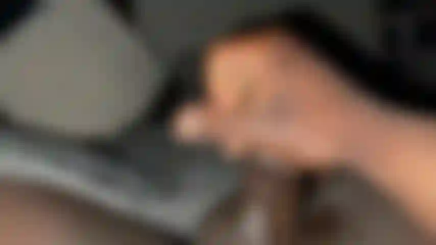 Acariciando meu grande pau preto com gozada.