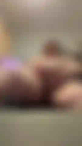 Brincando com meu dildo para você.