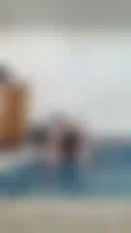 Brincando na piscina.