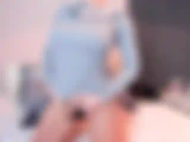 Meu primeiro vídeo no novo lugar. Brincando com meu brinquedo hitachi até gozar como um louco.