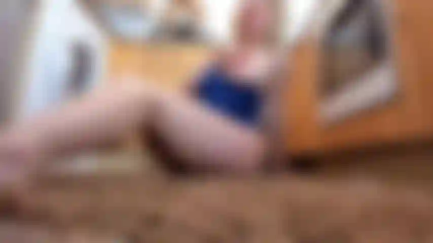 Safada na cozinha, diversão com vibrador, orgasmo.