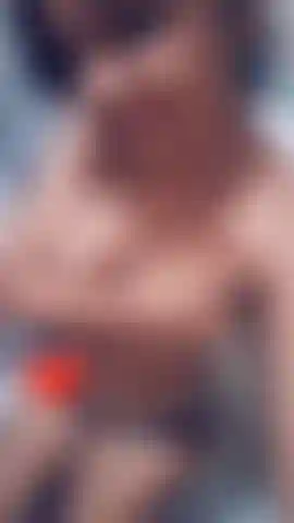 Latina 18 em topless.