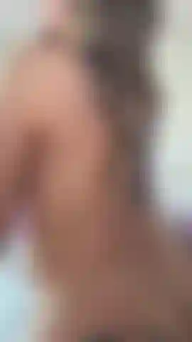 Brincando comigo mesma com um consolo grande.