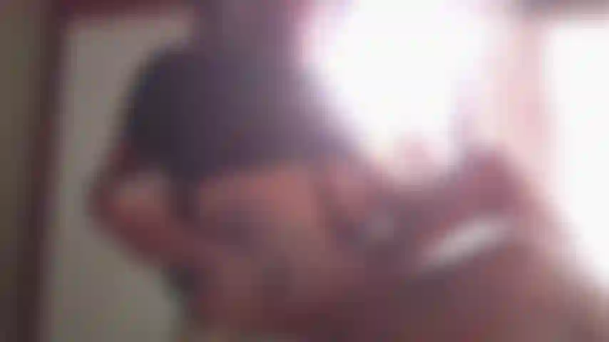 Gostosa tatuada brincando com seus grandes e lindos mamilos enquanto está sozinha em casa.