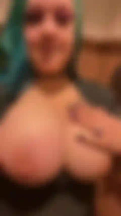 Namorada gótica thicc gravando um vídeo sexy para você no banheiro de um teatro público.