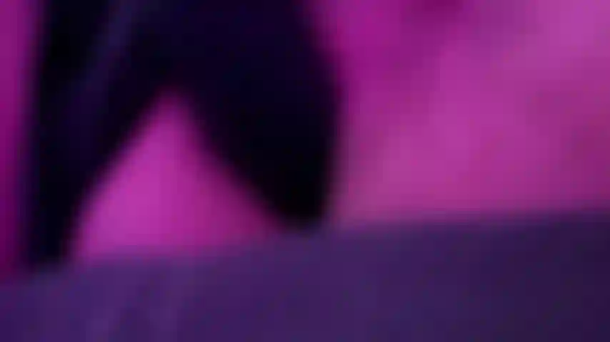 De perto esguichando no bbc (vibrador).