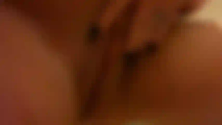 Dando um tapa na minha buceta em um público sujo.