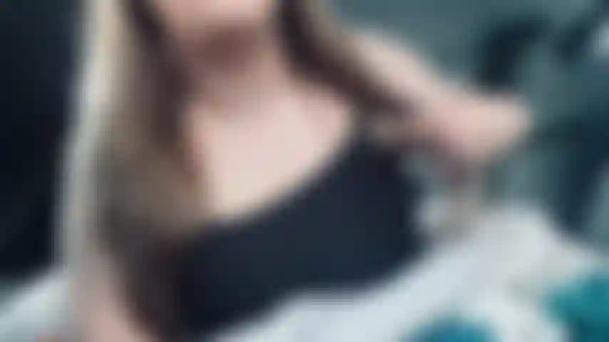 Me fodendo em um estacionamento público, estava com muito tesão e mal podia esperar.