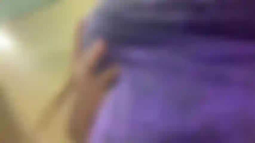 Me tocando em banheiro público.