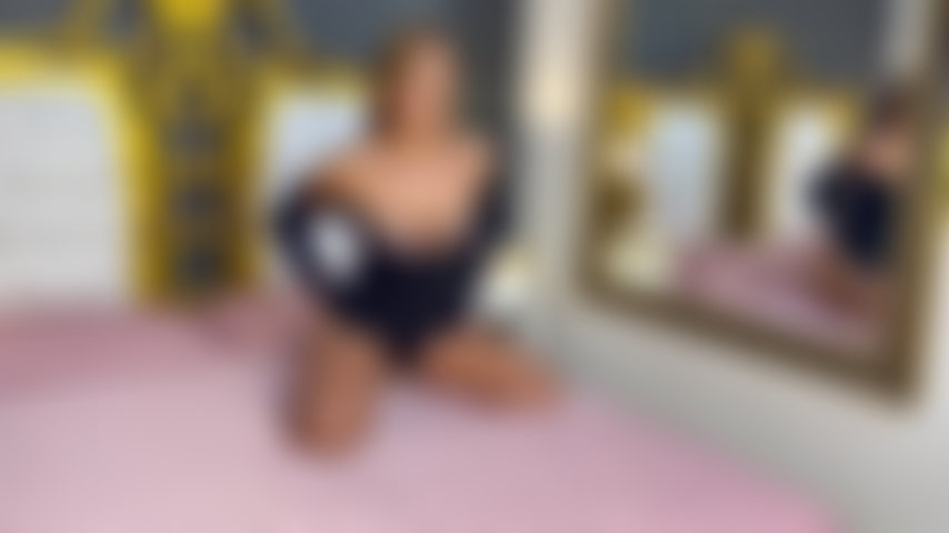 Tenho uns peitos lindos para me divertir com um pau gostoso.