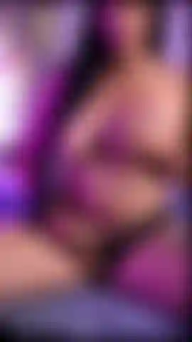 Brincando com meus peitos grandes.