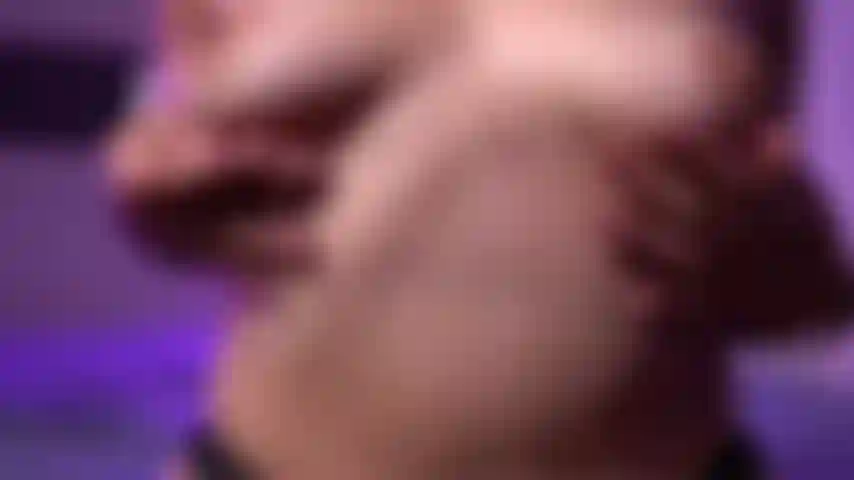 Brinco com meus peitos e chupo meus mamilos.