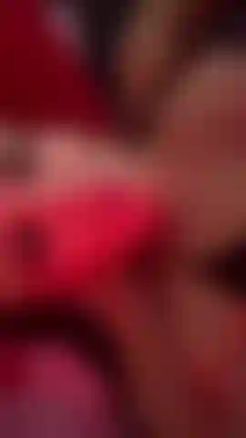 Uma puta bonde brincando com sua buceta suculenta.