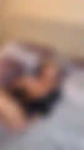 Tirando meu roupão e me esfregando antes de você se juntar a mim.