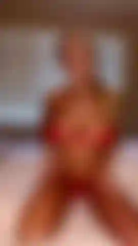 Desembrulhe-me como um presente de natal e observe-me me dedilhar até gozar para você.