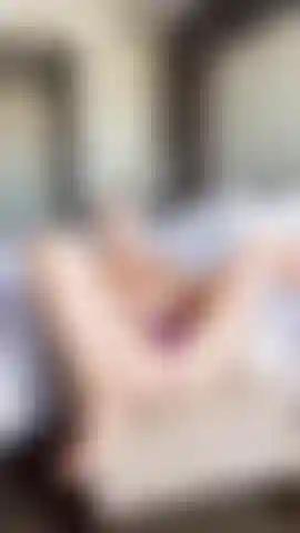 Foda-me com meu brinquedo enquanto eu esfrego meu clitóris, veja-me gozar forte e experimente.