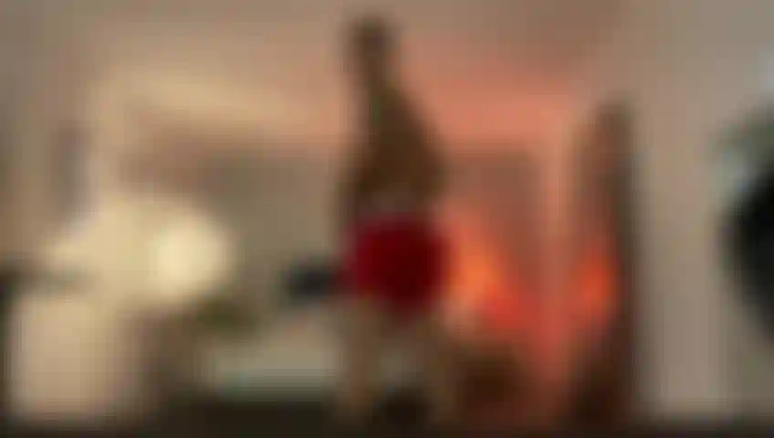 O esperma aparece na sua cara.