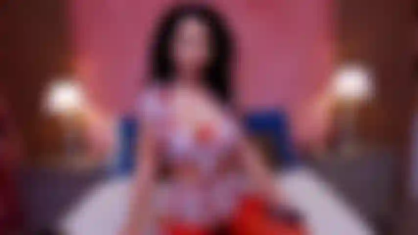 Bunda para cima, buceta aberta.