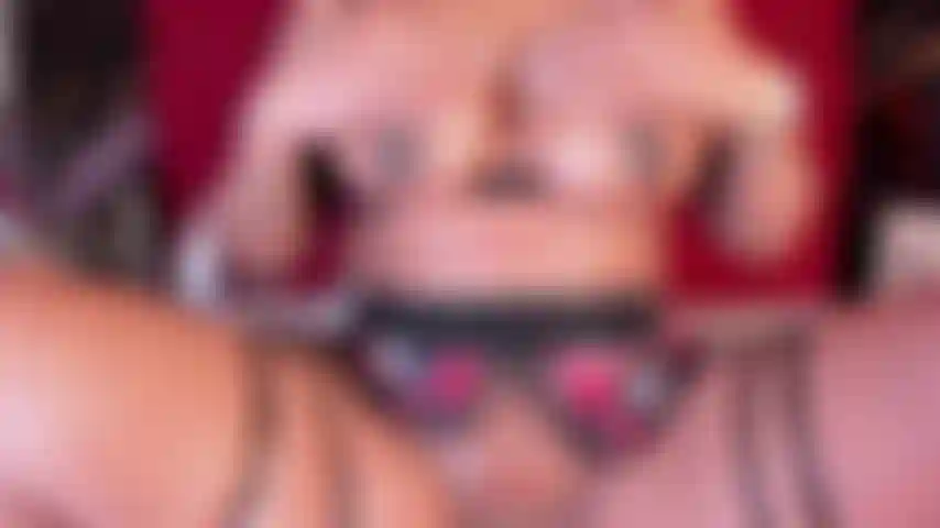 Toque-me, peitos e buceta.