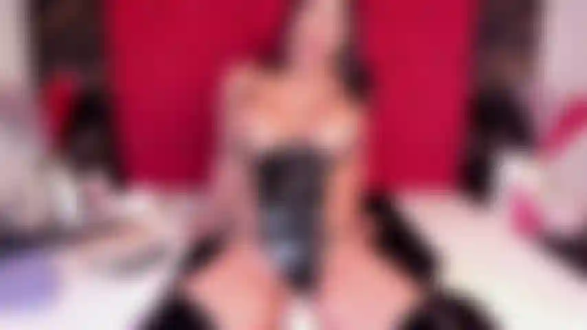 Cavalgando em você, meus seios balançam.