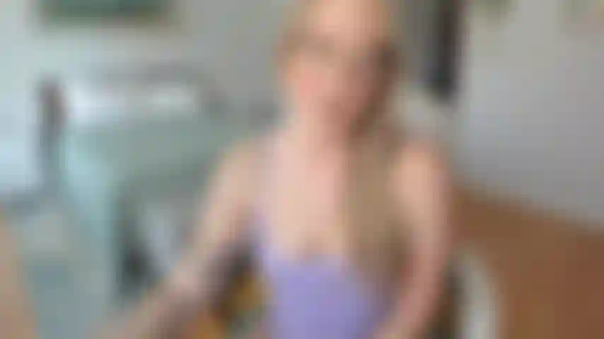 A enteada te tenta com a buceta.